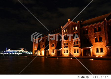 横浜赤レンガ倉庫1号館を中心とした夜景、画面左に横浜港大さん橋国際客船ターミナルと停泊中の船舶 71493237