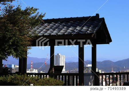 愛宕坂 展望台越しの白山遠望(福井市 足羽山) 愛宕坂 展望台越しの白山遠望(福井市 足羽山) 71493389