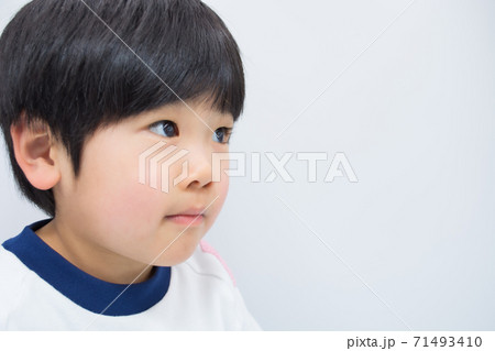 遠くを見つめる幼稚園児の横顔 遠くを見つめる幼稚園児の横顔 71493410
