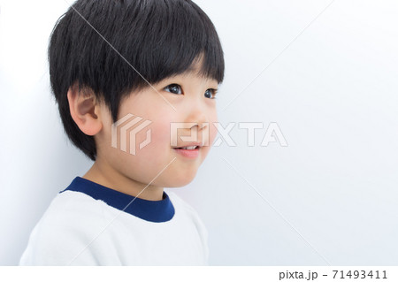 遠くを見つめる幼稚園児の横顔 遠くを見つめる幼稚園児の横顔 71493411