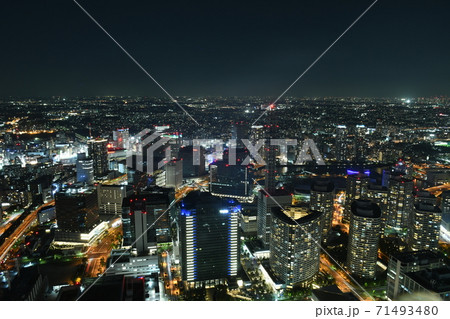 横浜ランドマークタワーから見たJR横浜駅周辺の夜景、横浜高島屋や日産グローバル本社など 71493480