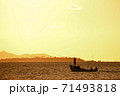 夕日　漁師　船 71493818