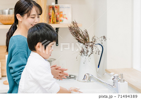母親と一緒に手洗いする男の子 母親と一緒に手洗いする男の子 71494389