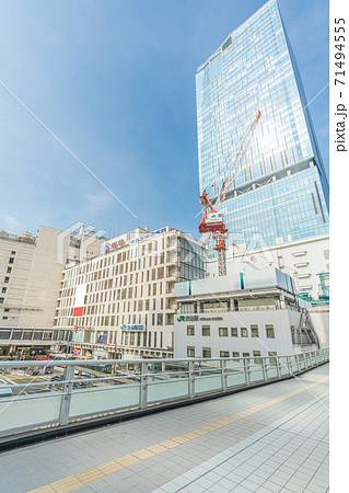 東京の都市風景 渋谷駅西口歩道橋からの風景の写真素材