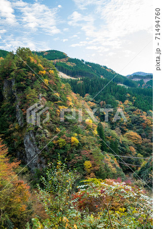 秋の五家荘紅葉風景 71494760