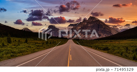 Scenic road in the Canadian Rockies 71495329