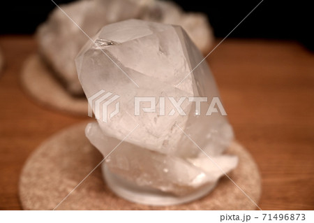 手のひらサイズの水晶 71496873