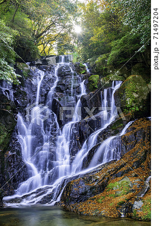 糸島の人気スポット 秋の美しい白糸の滝 （福岡県糸島市）の写真素材 [71497204] - PIXTA