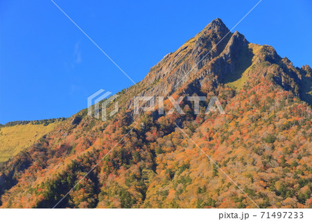 【愛媛県】晴天下の石鎚山紅葉 71497233