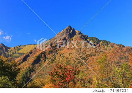 【愛媛県】晴天下の石鎚山紅葉 71497234