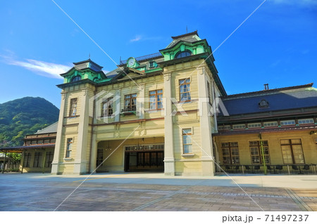 【福岡県】晴天下のJR門司港駅 【福岡県】晴天下のJR門司港駅 71497237