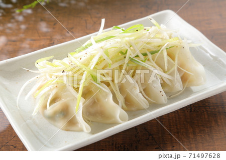 食卓のネギだく餃子 71497628