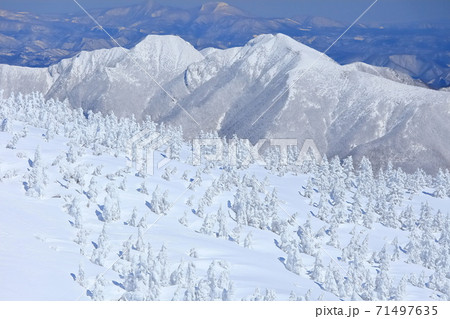 晴天下の蔵王樹氷群 71497635