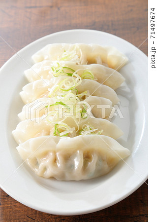食卓のゆで餃子　縦構図 71497674