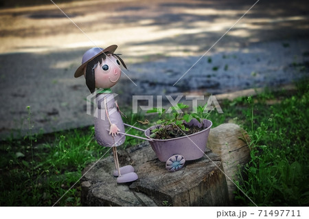 Cute garden metal statue girl with cart 71497711