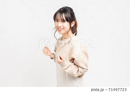 ガッツポーズをする若い女性 71497723