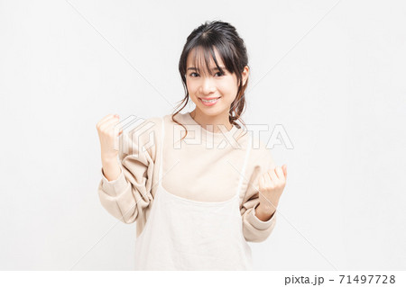 ガッツポーズをする若い女性 ガッツポーズをする若い女性 71497728
