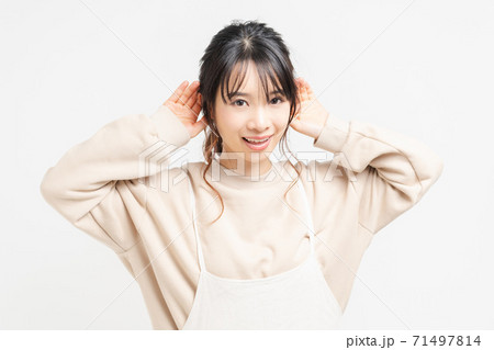 聞き耳をたてる若い女性 聞き耳をたてる若い女性 71497814