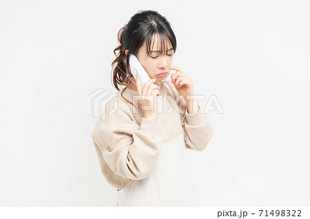 電話で話をしながら泣いている若い女性 71498322