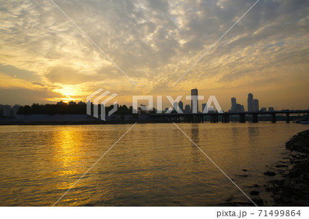 ソウル 漢江 動作大橋 71499864