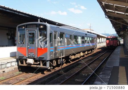 JR西日本 キハ121系気動車 普通列車 鳥取行(浜坂駅) JR西日本 キハ121系気動車 普通列車 鳥取行(浜坂駅) 71500880