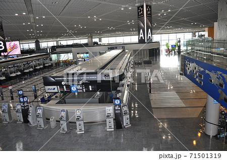 新型コロナウイルスの影響で人がほとんどいない成田国際空港 新型コロナウイルスの影響で人がほとんどいない成田国際空港 71501319