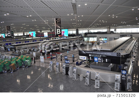 新型コロナウイルスの影響で人がほとんどいない成田国際空港 71501320