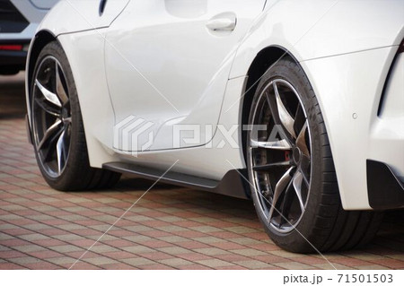 スポーツカーのタイヤ&ホイール スポーツカーのタイヤ&ホイール 71501503