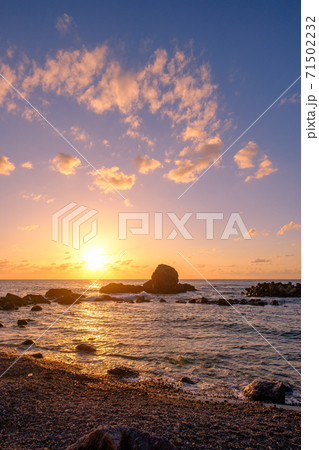 越前海岸の夕暮れ（福井県越前町にて） 71502232