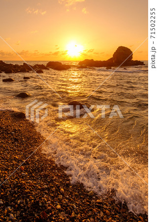 越前海岸の夕暮れ（福井県越前町にて） 71502255