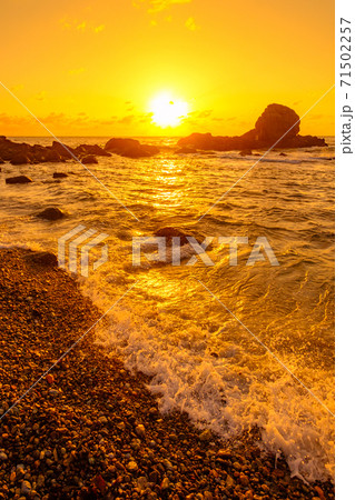 越前海岸の夕暮れ（福井県越前町にて） 71502257