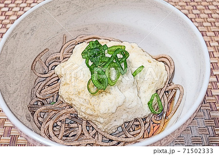 家庭的で素朴な自家製の「山かけそば」色鉛筆画風 71502333