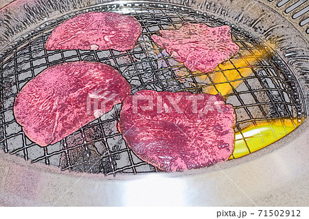 庶民的な焼き肉 塩タン 色鉛筆画風のイラスト素材