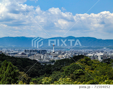 京都　伏見稲荷大社　四ツ辻からみた夏の京都市内の景色 71504052