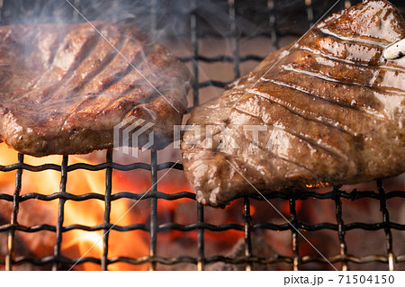 牛タンを炭火で焼く 71504150