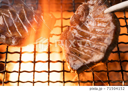 牛タンを炭火で焼く 71504152