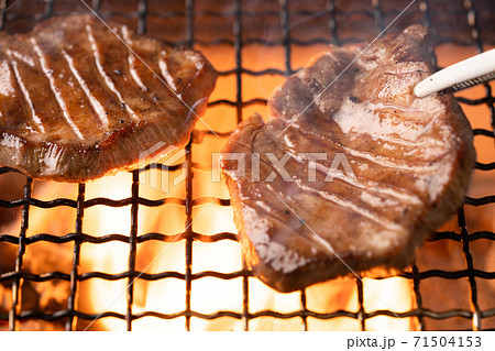 牛タンを炭火で焼く 71504153
