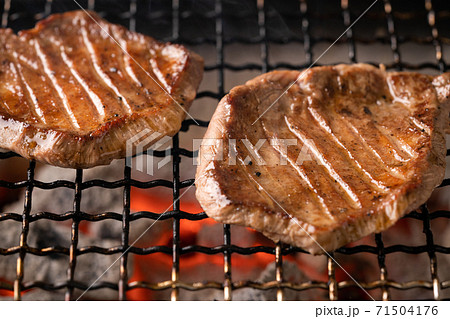 牛タンを炭火で焼く 牛タンを炭火で焼く 71504176