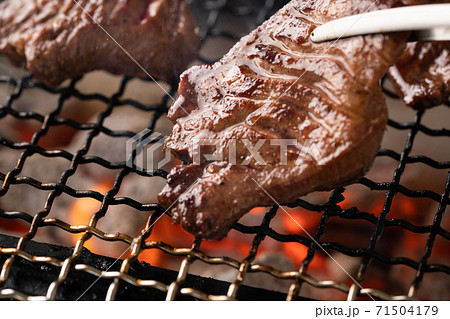 牛タンを炭火で焼く 牛タンを炭火で焼く 71504179