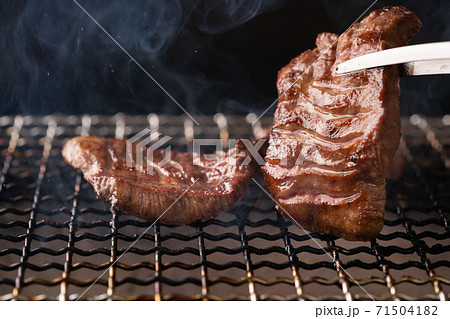 牛タンを炭火で焼く 牛タンを炭火で焼く 71504182