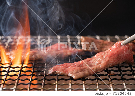 焼肉を炭火で焼く 焼肉を炭火で焼く 71504542