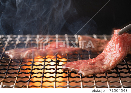 焼肉を炭火で焼く 71504543