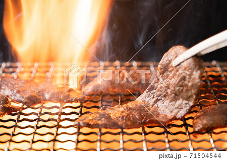 焼肉を炭火で焼く 71504544