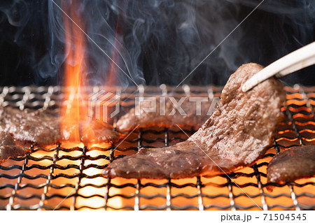 焼肉を炭火で焼く 71504545