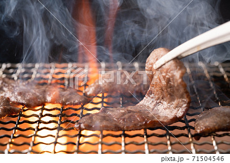 焼肉を炭火で焼く 焼肉を炭火で焼く 71504546