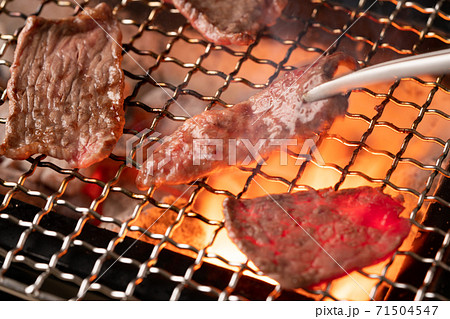 焼肉を炭火で焼く 71504547
