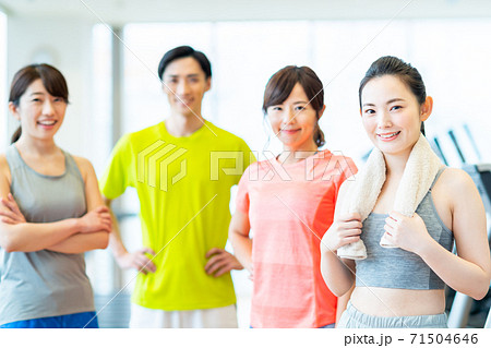 ジムの若い人々 71504646