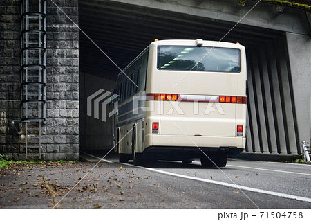 山を走る観光バス 71504758