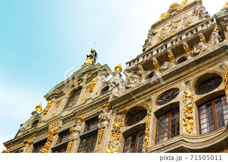 ベルギー ブリュッセルの世界遺産　グランプラス　聖ニコラの像があるギルドハウス 71505011