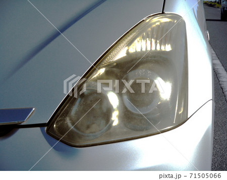 自動車の黄ばんだヘッドランプ 自動車の黄ばんだヘッドランプ 71505066